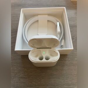 Apple AirPods 2ndGeneration Charging Case with Cable in excellent condition
